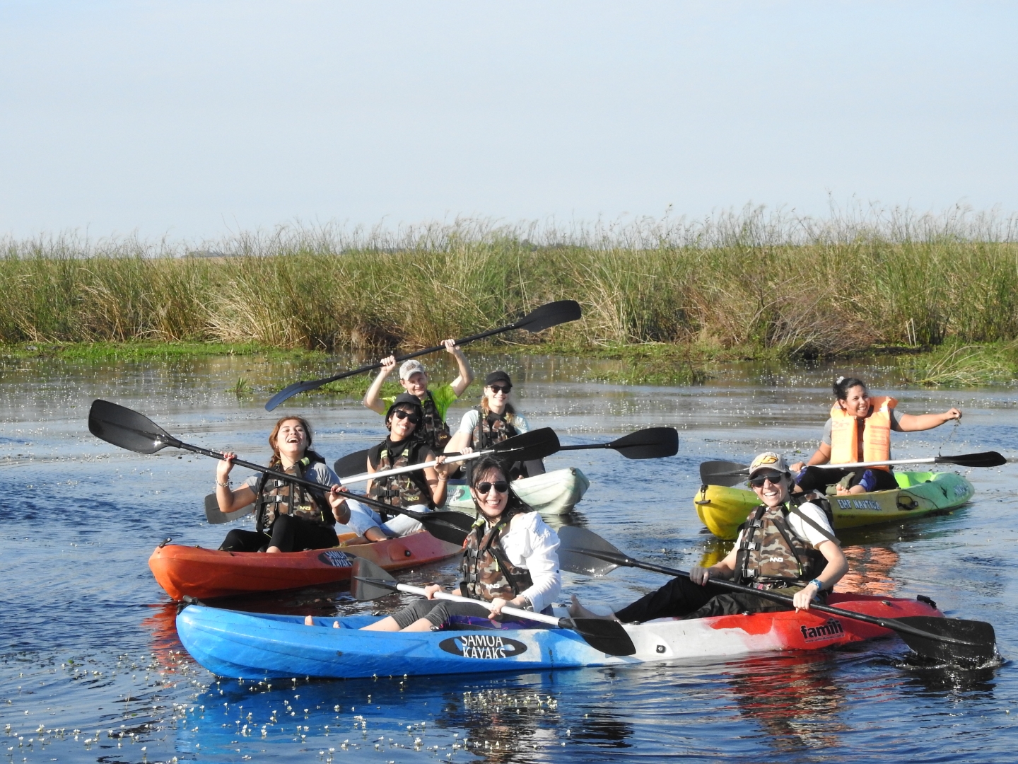 personas en kayaks